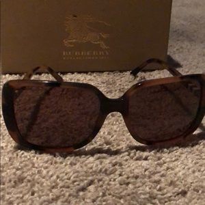 Burberry sunglasses w case, box and cloth